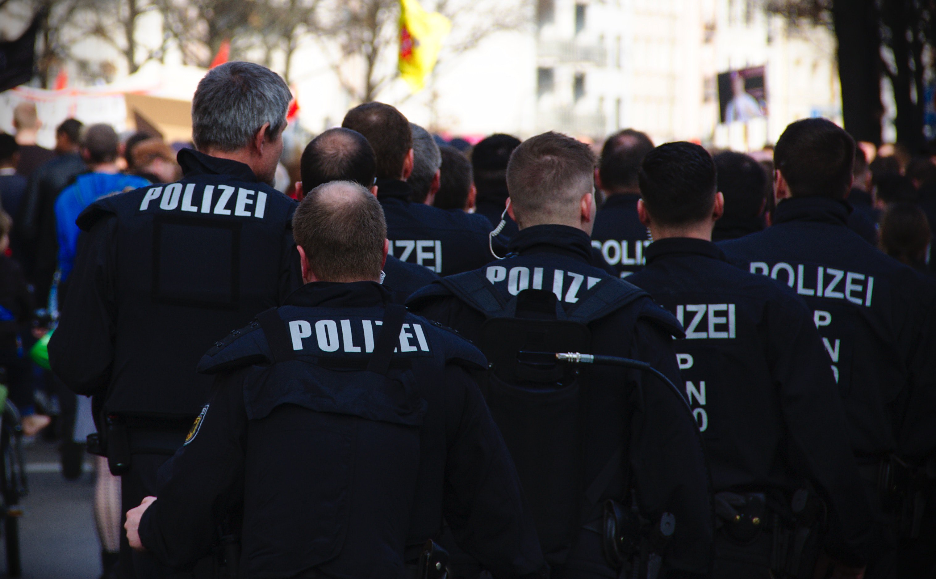 Polizia, https://unsplash.com/photos/tMItYMyKagc, Mike Powell, CC0