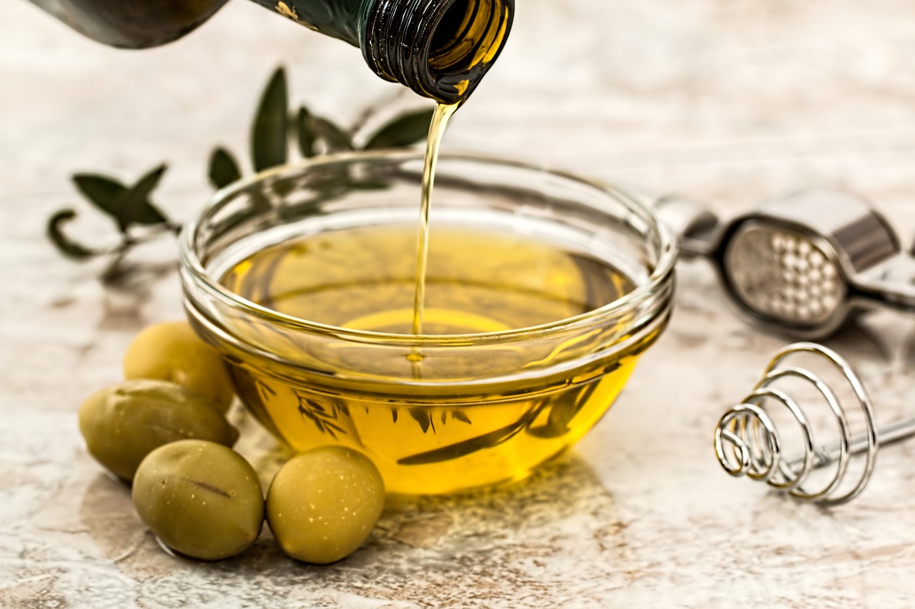 Olio, https://pixabay.com/it/photos/olio-d-oliva-condimento-per-insalata-968657/, stevepb, CC0