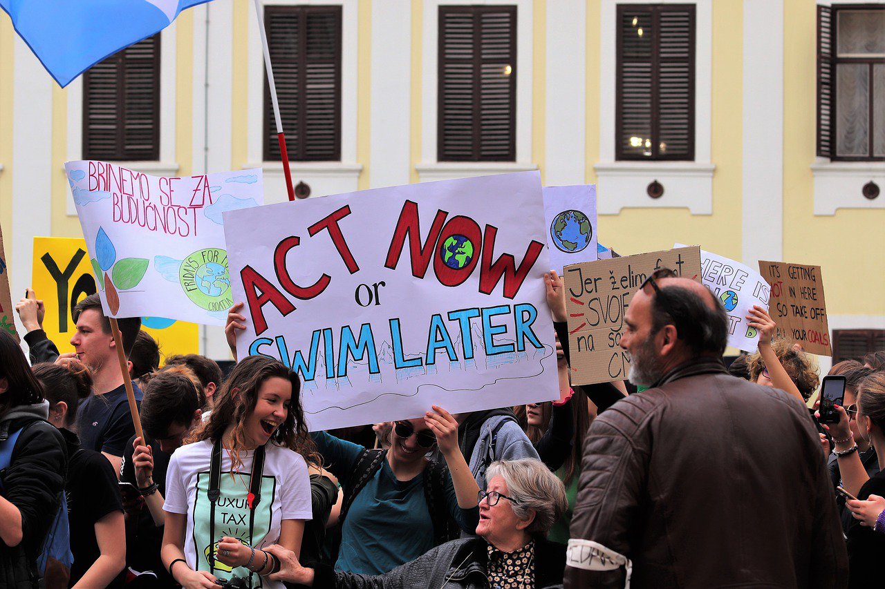 Fridays For Future, photo: GoranH, https://pixabay.com/it/photos/scuola-sciopero-di-4-clima-4057675/, CCO