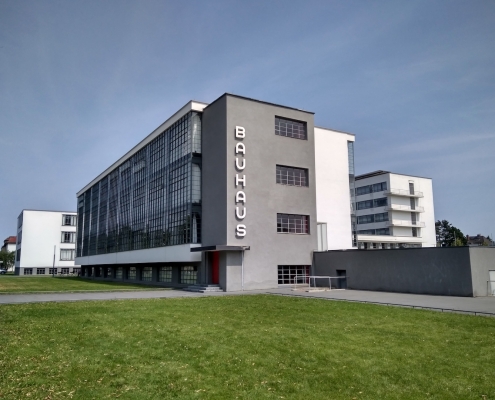 Bauhaus di Dessau, Aufbacksalami - Eigenes Werk, CC BY-SA 4.0, https://de.wikipedia.org/wiki/Bauhaus#/media/Datei:Bauhaus_Dessau_2018.jpg