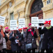Le nonne di Omas gehen rechts in manifestazione dalla pagina Facebook ufficiale del gruppo