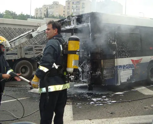 incidente,PublicDomainPictures,https://pixabay.com/it/photos/autobus-incidente-fuoco-72213/, CC0,