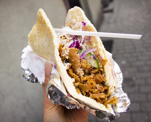 Kebab, MoiraKaram, https://pixabay.com/it/photos/mangiare-antipasto-carne-kebab-3334079/, CC0