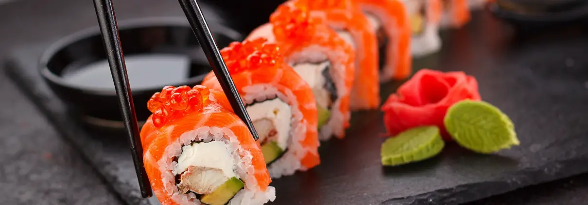 Sushi Bar C, https://pixabay.com/it/photos/sushi-giapponese-piastra