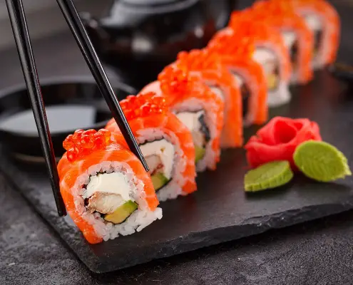 Sushi Bar C, https://pixabay.com/it/photos/sushi-giapponese-piastra