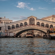 Ponte di Rialto, peter89ba, https://pixabay.com/it/photos/venezia-italia-il-ponte-di-rialto-3061053/