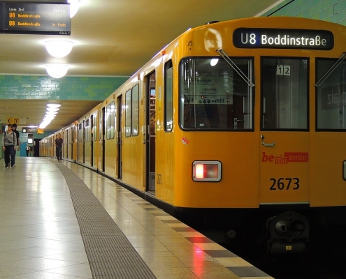 Metro Berlino, AndyLeungHK, https://pixabay.com/it/photos/alexanderplatz-berlino-germania-2662043/, CC0.