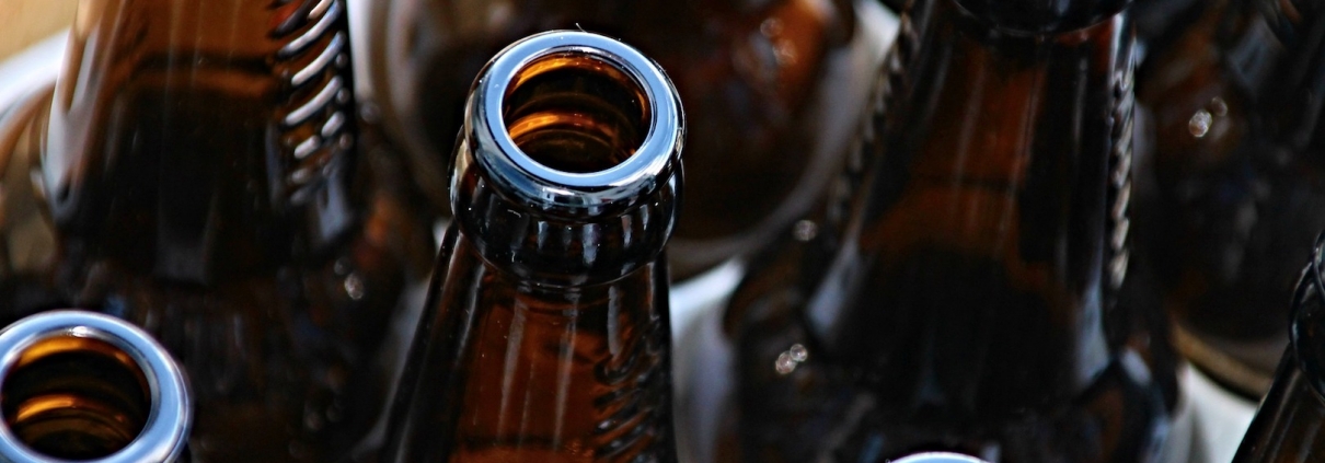 bottiglie di birra, manfredrichter / 1684 immagini, CC0, https://pixabay.com/it/photos/bottiglie-di-birra-bottiglie-vuoto-3151245/