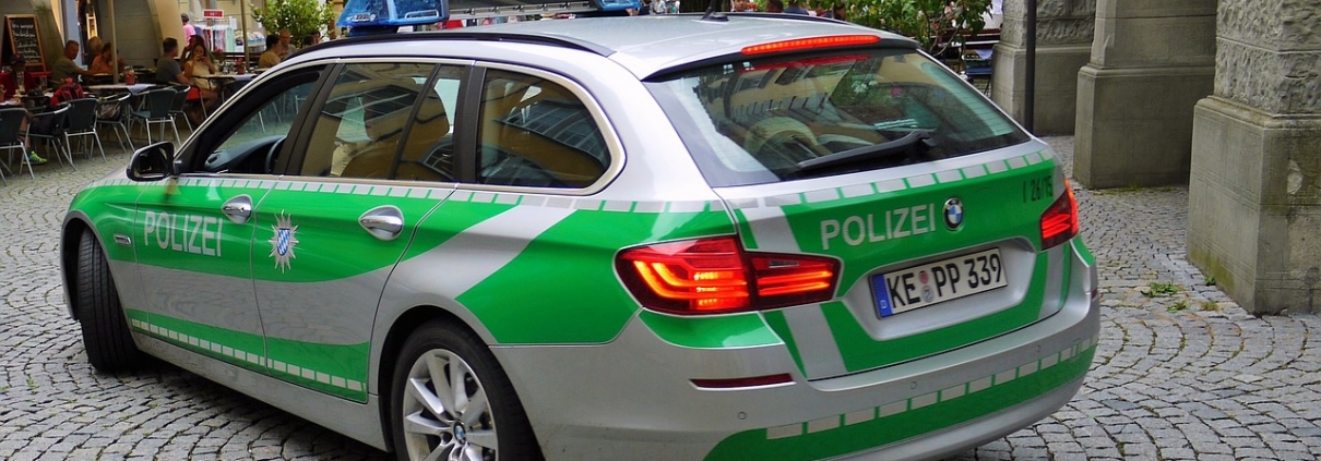 Polizei, ResoneTIC, https://pixabay.com/it/photos/tedesco-polizia-auto-bmw-polizei-1539596/, CC0.