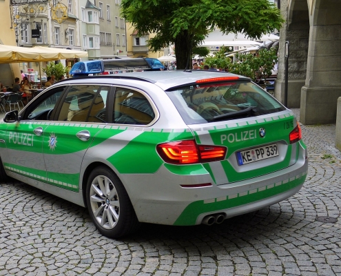 Polizei, ResoneTIC, https://pixabay.com/it/photos/tedesco-polizia-auto-bmw-polizei-1539596/, CC0.