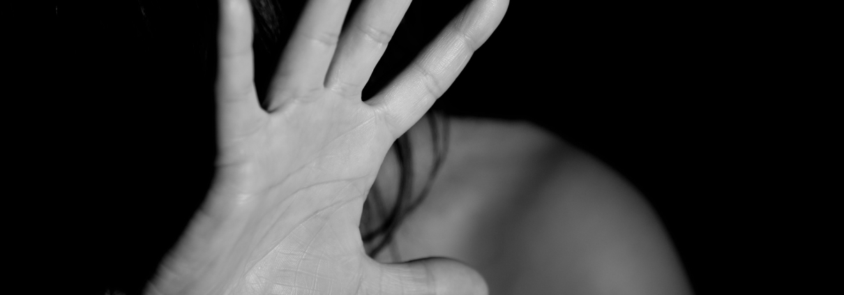Violenza sulle donne, © ninocare, https://pixabay.com/it/photos/mano-donna-femmina-nudo-paura-1832921/ CC0