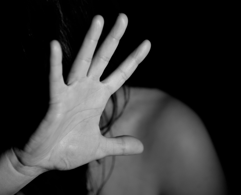Violenza sulle donne, © ninocare, https://pixabay.com/it/photos/mano-donna-femmina-nudo-paura-1832921/ CC0