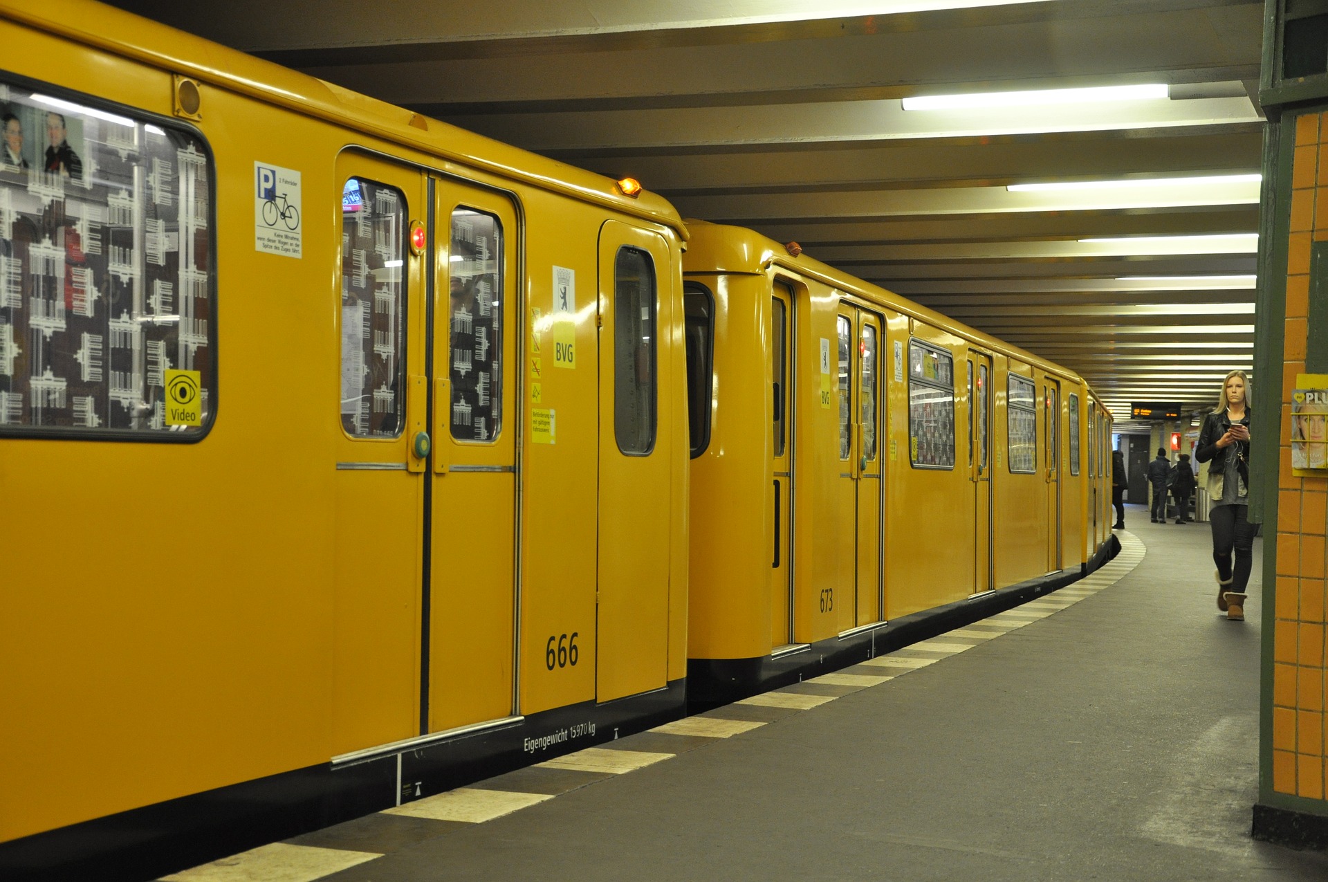 Метро желтая. Поезда метро Берлина. Поезда метрополитена Берлин. U Bahn Berlin. Станции метро Берлина.