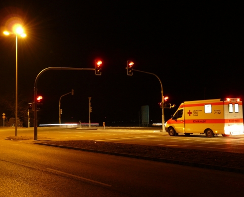 ambulanza, Hans, https://pixabay.com/photos/traffic-lights-red-ambulance-49698/, CC0,