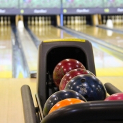 Tante Lisbeth bowling Berlino, CC0 public domain, foto di sharonang da Pixabay, https://pixabay.com/it/photos/bowling-colorato-palle-da-bowling-237905/