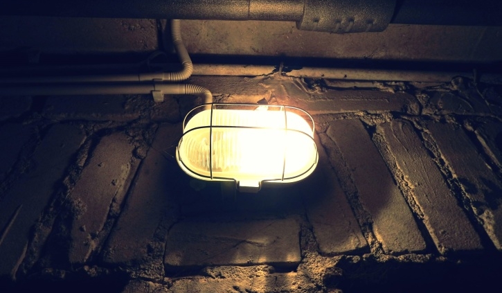 cantina, ©Eryk Bojarski, https://pixnio.com/objects/lamps/tunnel-wall-pipes-subway-basement-dark-illuminated-lamp