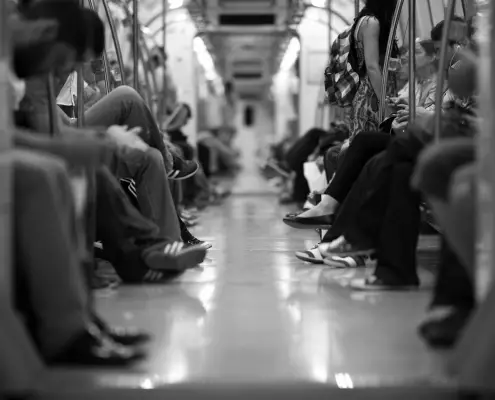 Metropolitana, © https://pixabay.com/it/photos/treno-carro-persone-la-folla-piedi-2373323