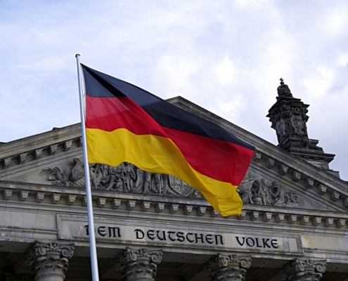 Bandiera C Pexels on Pixabay https://pixabay.com/it/photos/berlino-bandiera-germania-1836822/