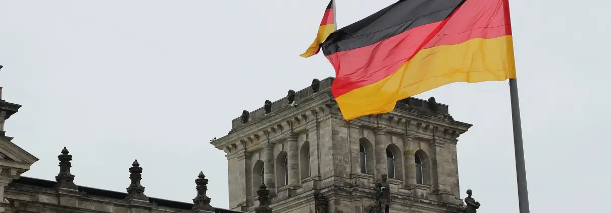 Germania C Ildigo Pixabay https://pixabay.com/it/photos/germania-bandiera-reichstag-berlino-2743394/