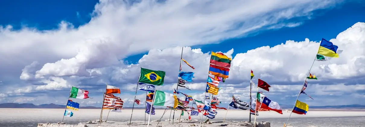 Expolingua, bandiere, ©Mailanmaik da Pixabay https://pixabay.com/it/photos/bolivia-lago-salato-lago-il-vento-2494518/