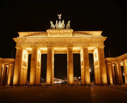 Berlino C jensschoeffel on Pixabay https://pixabay.com/it/photos/porta-di-brandeburgo-berlino-275437/