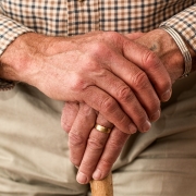 mani, ©stevepb, https://pixabay.com/it/photos/mani-bastone-da-passeggio-anziani-981400/