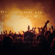 concert, ©thekaleidoscope, https://pixabay.com/it/photos/concerto-vivere-pubblico-persone-3387324/