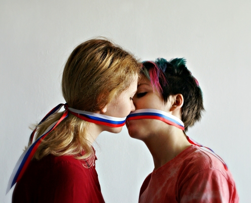LGBT C Victoria Borodinova on Pixabay https://pixabay.com/it/photos/bacio-lgbt-ragazze-lesbiche-russia-2897402/