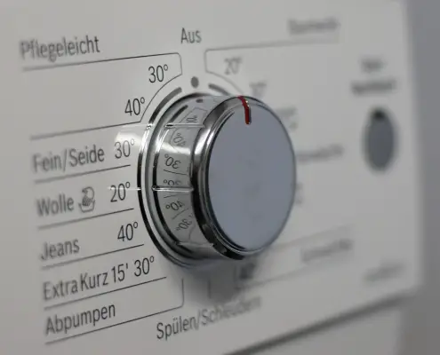 lavatrice, copyright moerschy, https://pixabay.com/it/photos/interruttore-manopola-lavatrice-1033640/