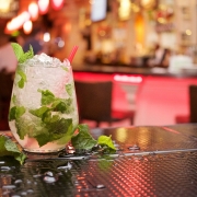 cocktail, ©StockSnap, https://pixabay.com/it/photos/mojito-cocktail-drink-bevande-698499/