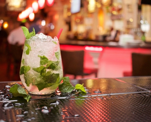 cocktail, ©StockSnap, https://pixabay.com/it/photos/mojito-cocktail-drink-bevande-698499/