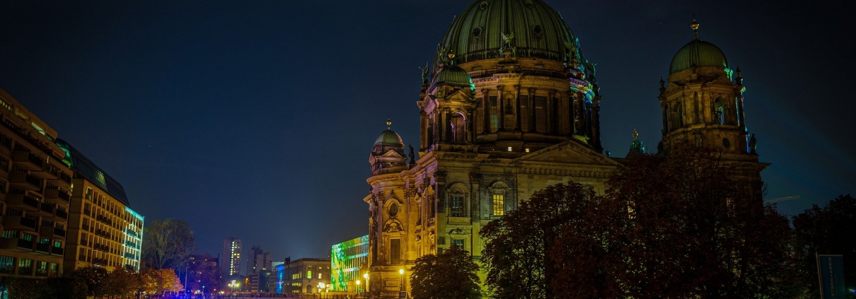 Berlino, © https://pixabay.com/it/photos/notte-fotografia-esposizione-a-lungo-4581108/