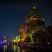 Berlino, © https://pixabay.com/it/photos/notte-fotografia-esposizione-a-lungo-4581108/