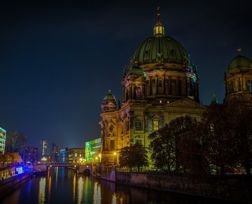 Berlino, © https://pixabay.com/it/photos/notte-fotografia-esposizione-a-lungo-4581108/