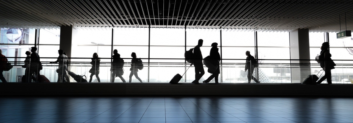 aeroporto, ©Skitterphoto, https://pixabay.com/it/photos/aeroporto-persone-a-piedi-in-attesa-4120835/