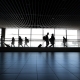 aeroporto, ©Skitterphoto, https://pixabay.com/it/photos/aeroporto-persone-a-piedi-in-attesa-4120835/