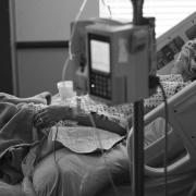 Terapia intensiva https://pixabay.com/it/photos/medico-letto-d-ospedale-consegna-840127/