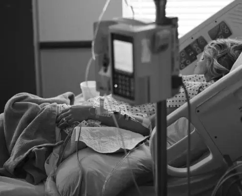 Terapia intensiva https://pixabay.com/it/photos/medico-letto-d-ospedale-consegna-840127/