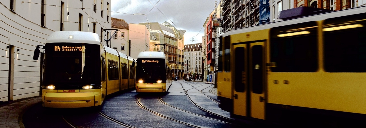 Biglietto a 9 euro Mezzi di trasporto Pixabay CC0 https://pixabay.com/it/photos/tram-berlino-trasporti-pubblici-828840/