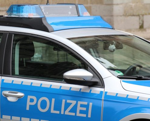 https://pixabay.com/de/photos/polizei-einsatz-polizeieinsatz-974410/