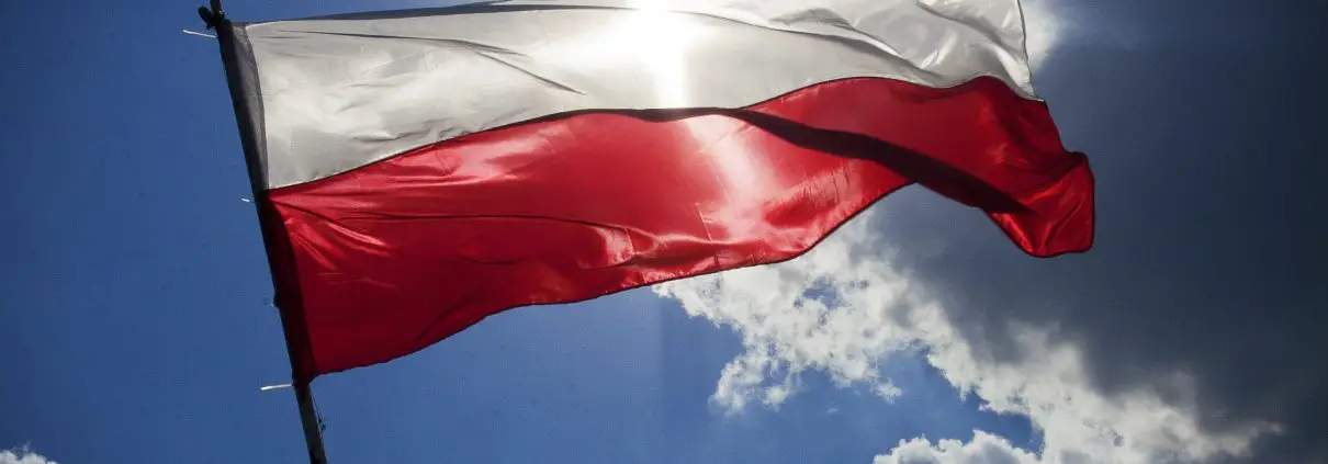 Bandiera Polonia https://pixabay.com/it/photos/bandiera-polonia-cielo-blu-792067/