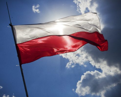 Bandiera Polonia https://pixabay.com/it/photos/bandiera-polonia-cielo-blu-792067/