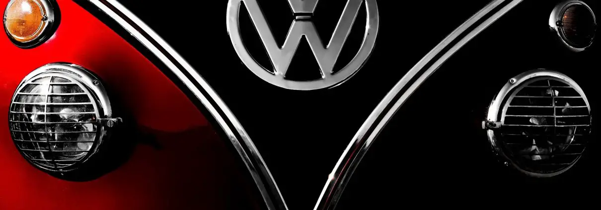 Volkswagen da Pixabay https://pixabay.com/de/photos/volkswagen-scheinwerfer-auto-4635579/