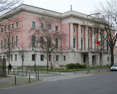 Ambasciata italiana a Berlino da Wikimedia Achim Raschka / CC-BY-SA-4.0 https://commons.wikimedia.org/wiki/File:Be_ItalianEmbassy_01.JPG