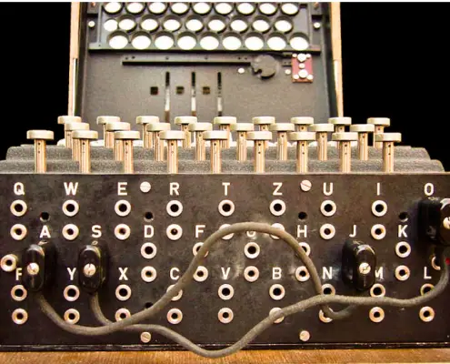 Macchina Enigma da Wikimedia ©Bob Lord CC3.0 https://commons.wikimedia.org/wiki/File:Enigma-plugboard.jpg