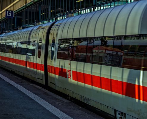 Treno Deutsche Bahn Foto di Portraitor da Pixabay https://pixabay.com/it/photos/treno-stazione-ferroviaria-5735960/