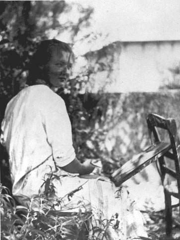 Charlotte Salomon-https://commons.wikimedia.org/wiki/File:Charlotte_Salomon_painting_in_the_garden_about_1939.jpg Copyright Unknown author Pubblico dominio 