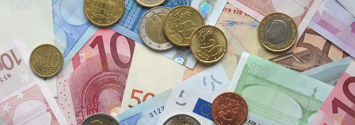 SOLDI https://commons.wikimedia.org/wiki/File:Euro_coins_and_banknotes.jpg Copyright Avij (talk · contribs) CC