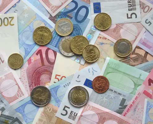 SOLDI https://commons.wikimedia.org/wiki/File:Euro_coins_and_banknotes.jpg Copyright Avij (talk · contribs) CC