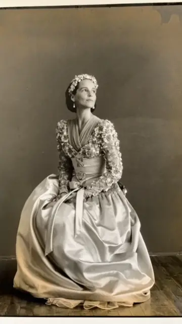 Alda Balestra con l'abito di Valentino disegnato per il suo matrimonio